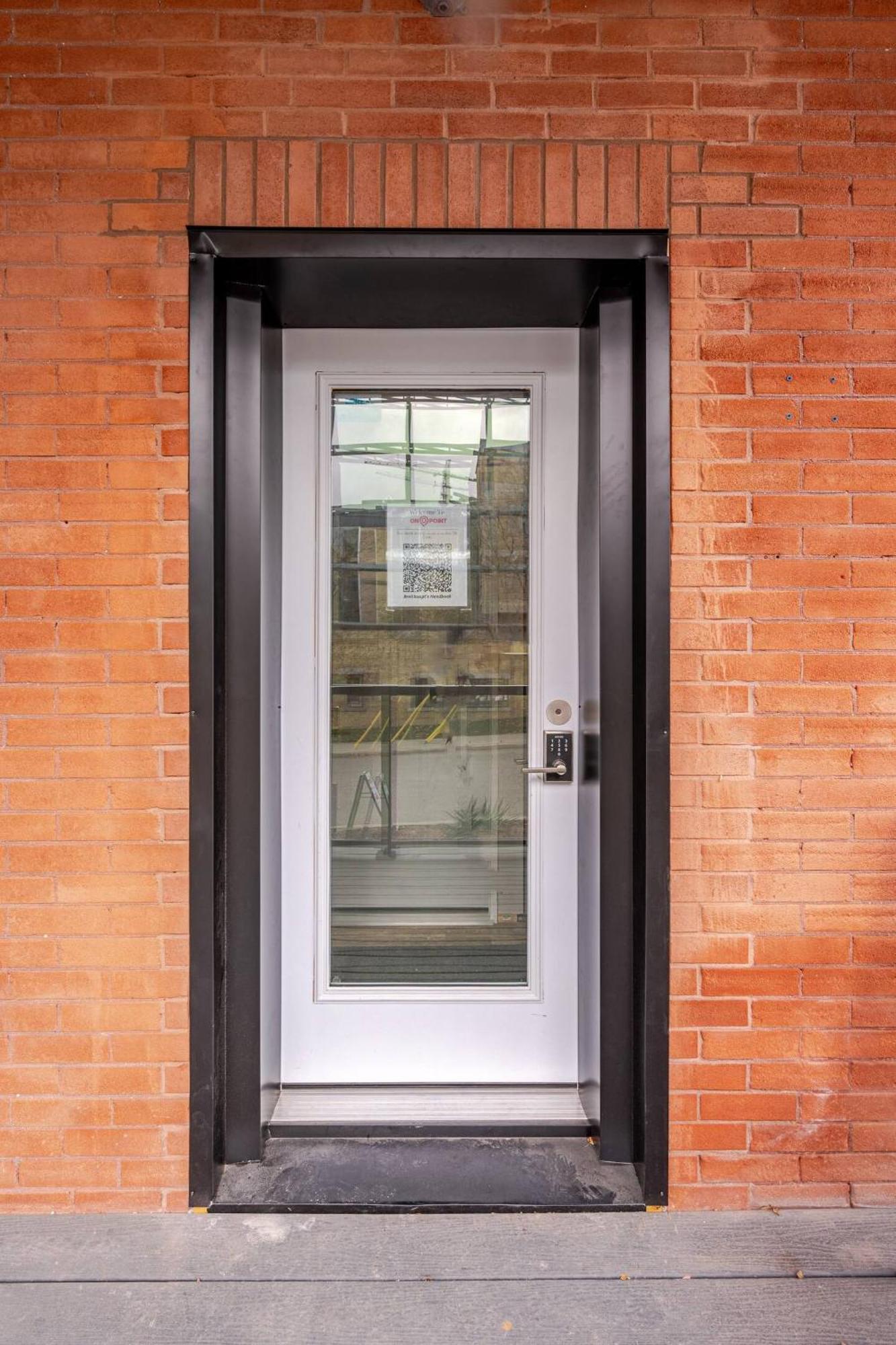 Entire 1 Bedroom Apartment Across From Google - Br5 Kitchener Ngoại thất bức ảnh