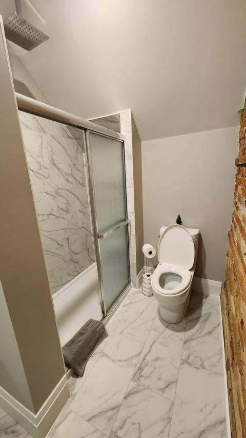 Entire 1 Bedroom Apartment Across From Google - Br5 Kitchener Ngoại thất bức ảnh