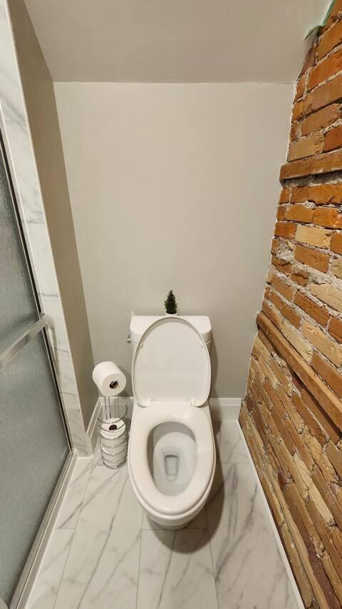 Entire 1 Bedroom Apartment Across From Google - Br5 Kitchener Ngoại thất bức ảnh