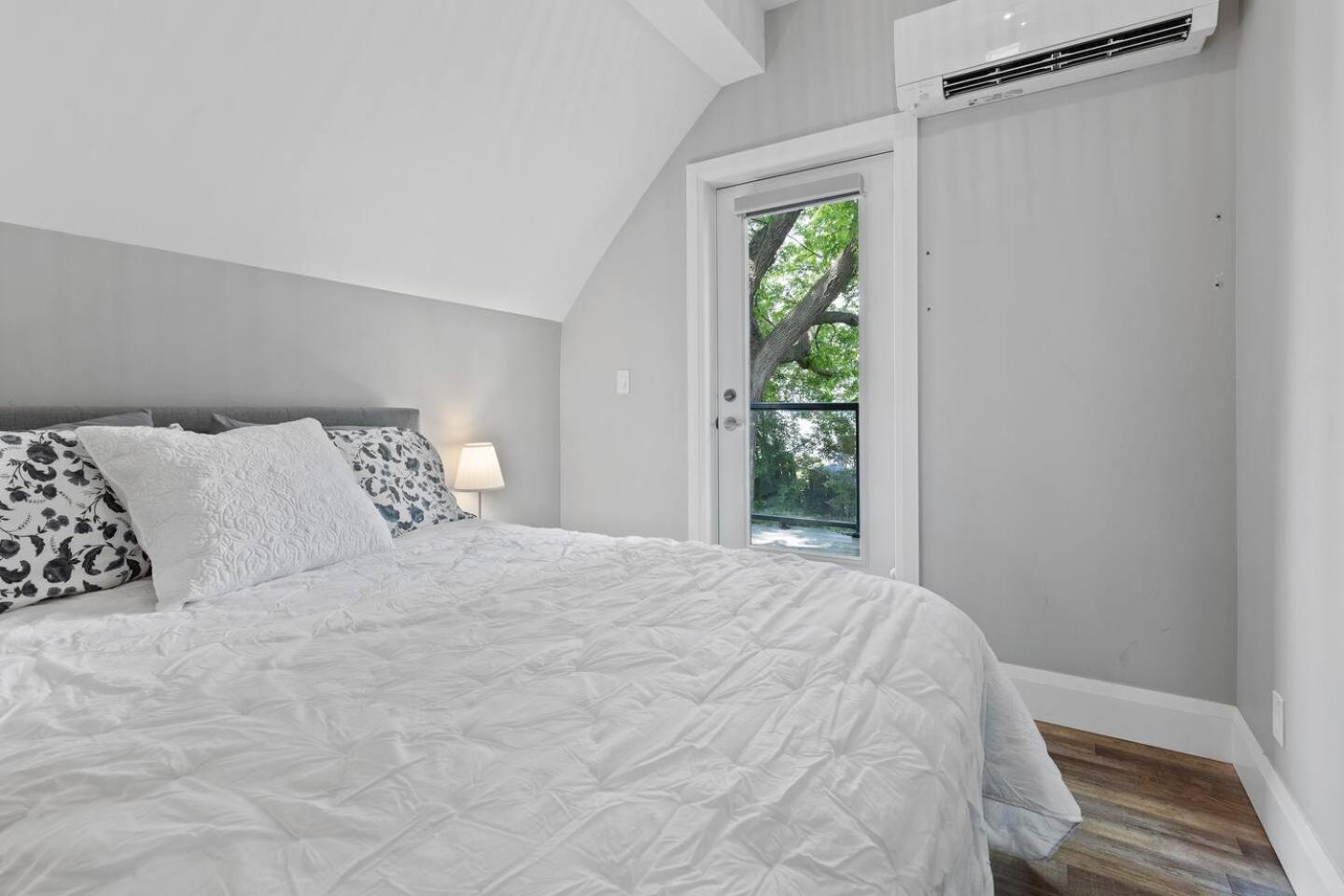 Entire 1 Bedroom Apartment Across From Google - Br5 Kitchener Ngoại thất bức ảnh