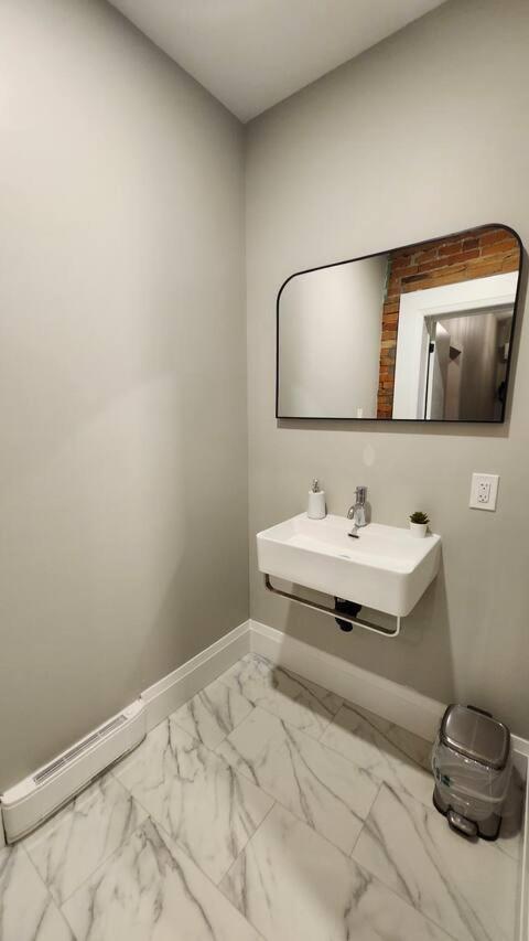 Entire 1 Bedroom Apartment Across From Google - Br5 Kitchener Ngoại thất bức ảnh