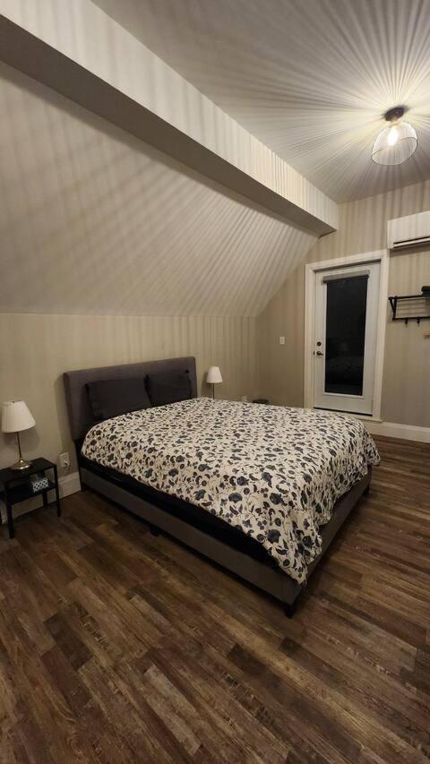 Entire 1 Bedroom Apartment Across From Google - Br5 Kitchener Ngoại thất bức ảnh
